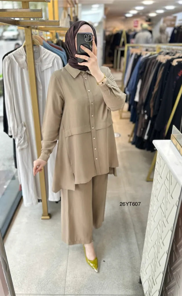 Ensemble deux pièces au style chic et moderne en couleur taupe élégante