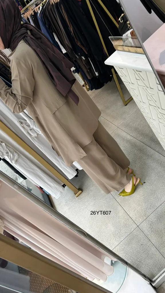 Ensemble deux pièces au style chic et moderne en couleur taupe élégante