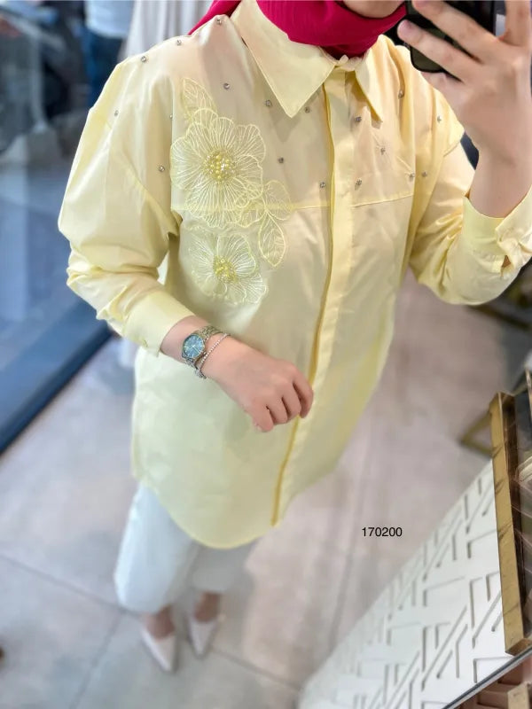 Chemise jaune au style chic et moderne