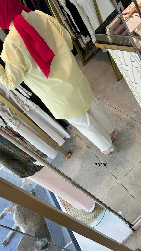 Chemise jaune au style chic et moderne