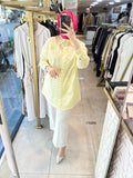 Chemise jaune au style chic et moderne