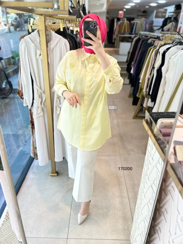 Chemise jaune au style chic et moderne