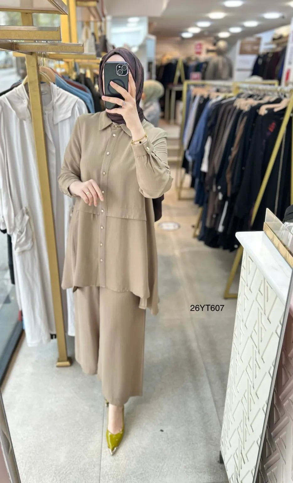 Ensemble deux pièces au style chic et moderne en couleur taupe élégante